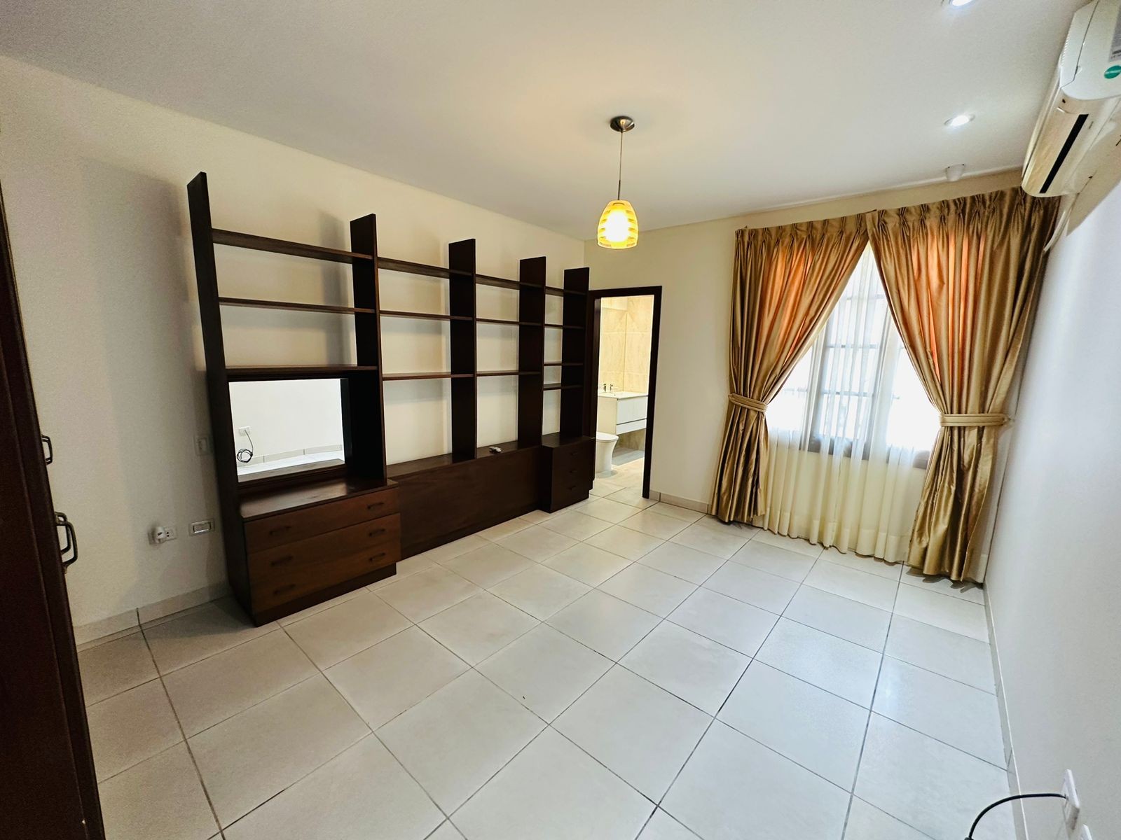 En Alquiler a $us 2,700 Foto 6