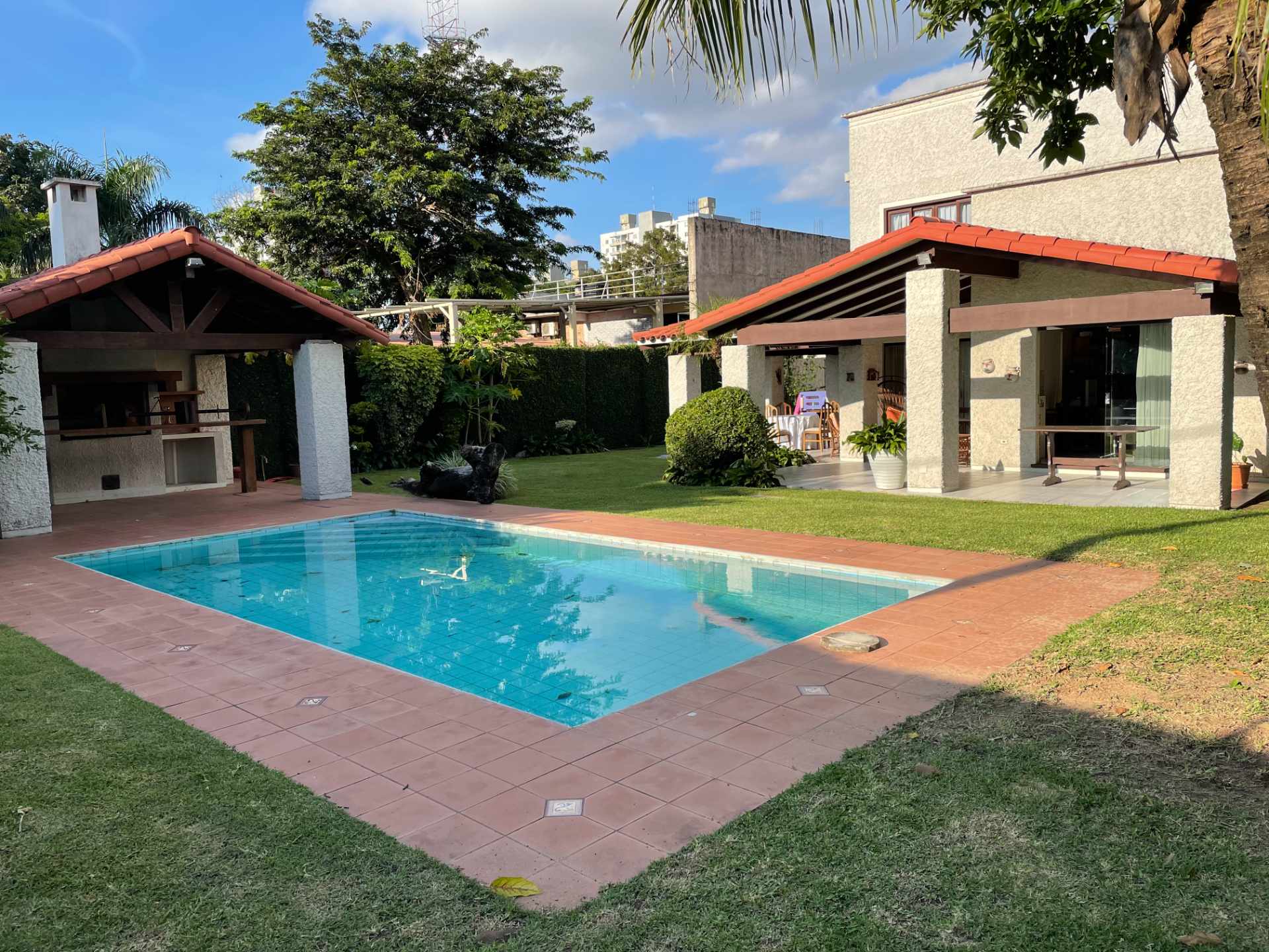 Casa en Entre 4to y 5to anillo Oeste en Santa Cruz de la Sierra 3 dormitorios 6 baños 4 parqueos Foto 2