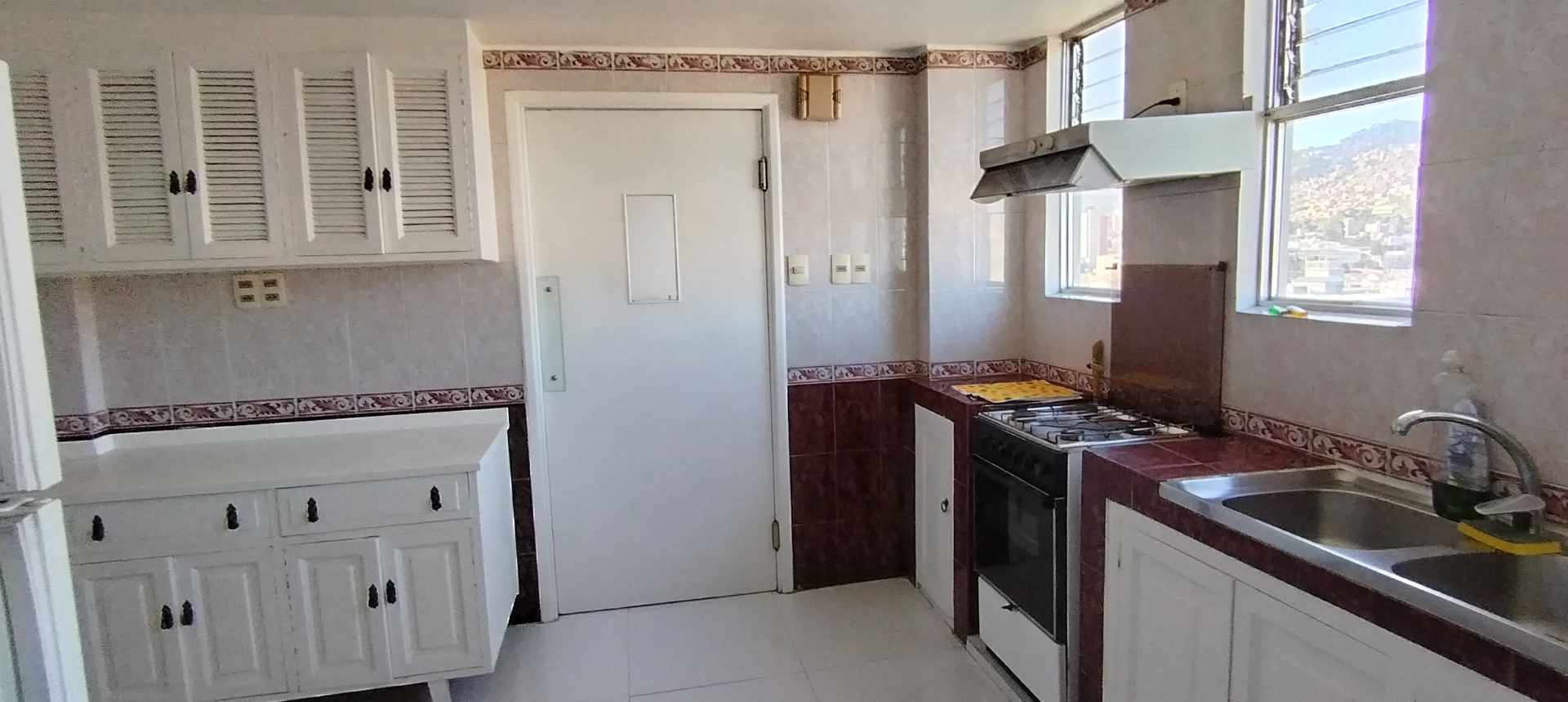Departamento en AlquilerBAJO SOPOCACHI 3 dormitorios 3 baños 1 parqueos Foto 3