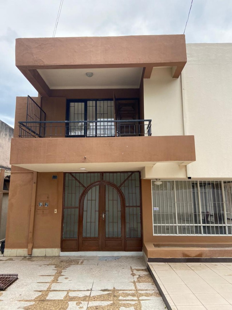 Casa en AlquilerCASA EN ALQUILER BS. 7600.- IDEAL PARA OFICINAS/ EMPRESA INM. AV. UYUNI ZONA MUYURINA 5 dormitorios 3 baños 4 parqueos Foto 1