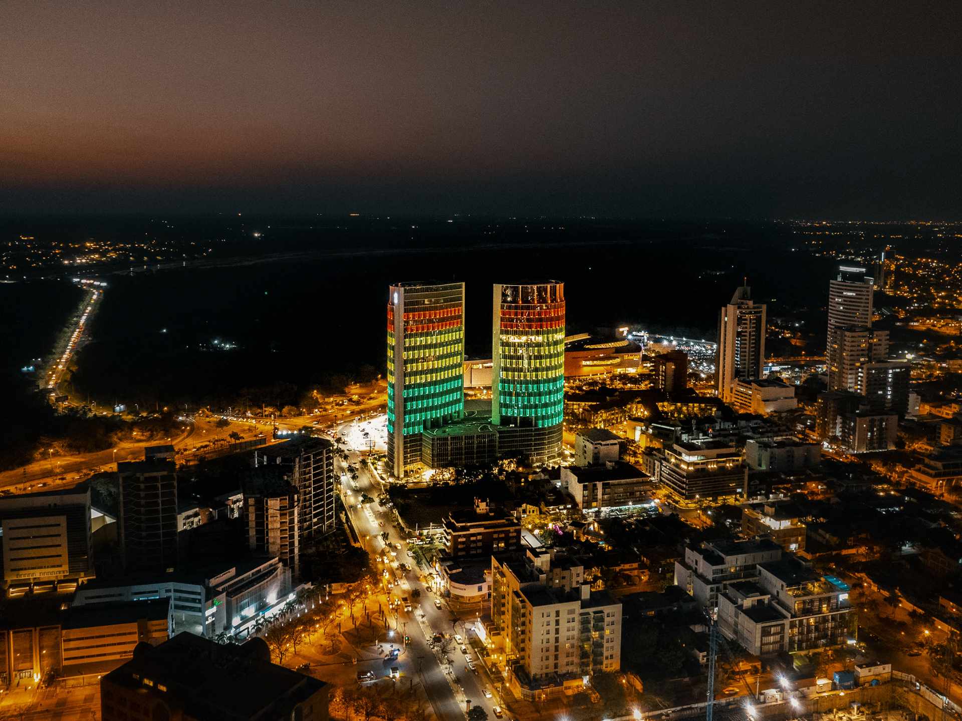 Oficina en Equipetrol en Santa Cruz de la Sierra 1 dormitorios 1 baños 4 parqueos Foto 2