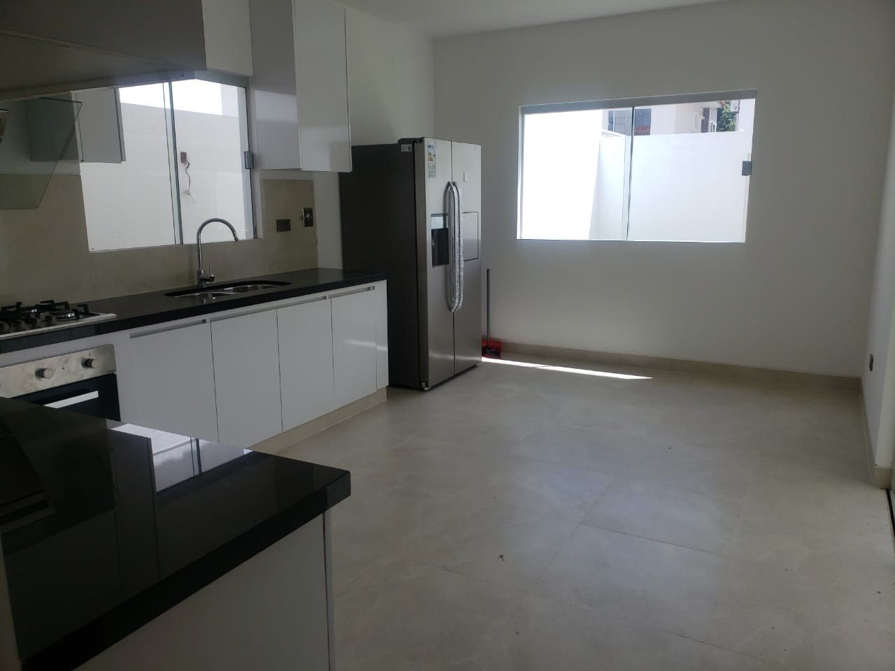 Casa en VentaAV. BANZER KM 8 AL NORTE URBANIZACION BOSQUE DE LA COLINA Foto 3