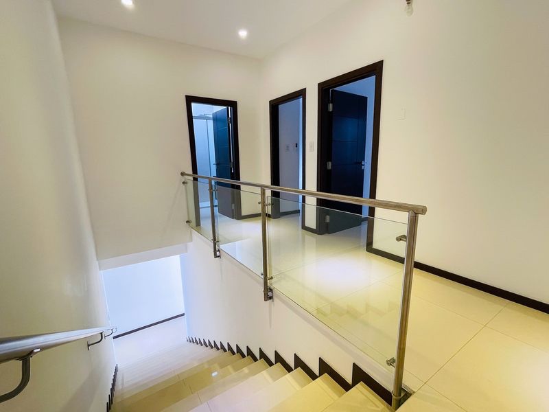 Casa en VentaVenta de casa tipo Town House Condominio Jardines del Norte V
( 8 vo anillo y Banzer , zona Norte) Foto 7