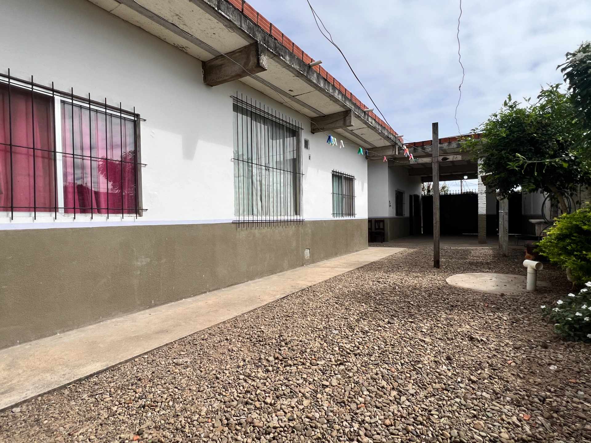 Casa en Entre 7mo y 8vo anillo Norte en Santa Cruz de la Sierra 8 dormitorios 3 baños 2 parqueos Foto 5