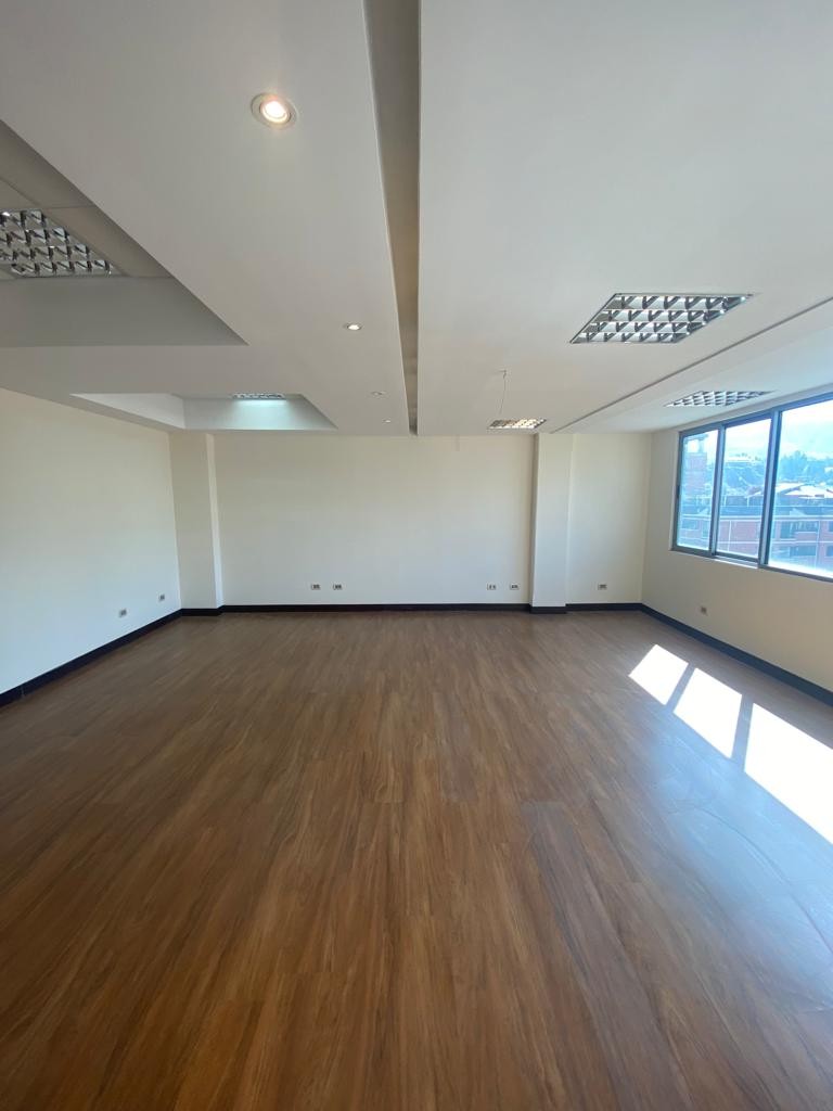 Oficina en AlquilerLINDA OFICINA EN ALQUILER, CALACOTO, HERMOSA VISTA Y TERRAZA PRIVADA CON JARDIN 7 dormitorios 4 baños 4 parqueos Foto 5