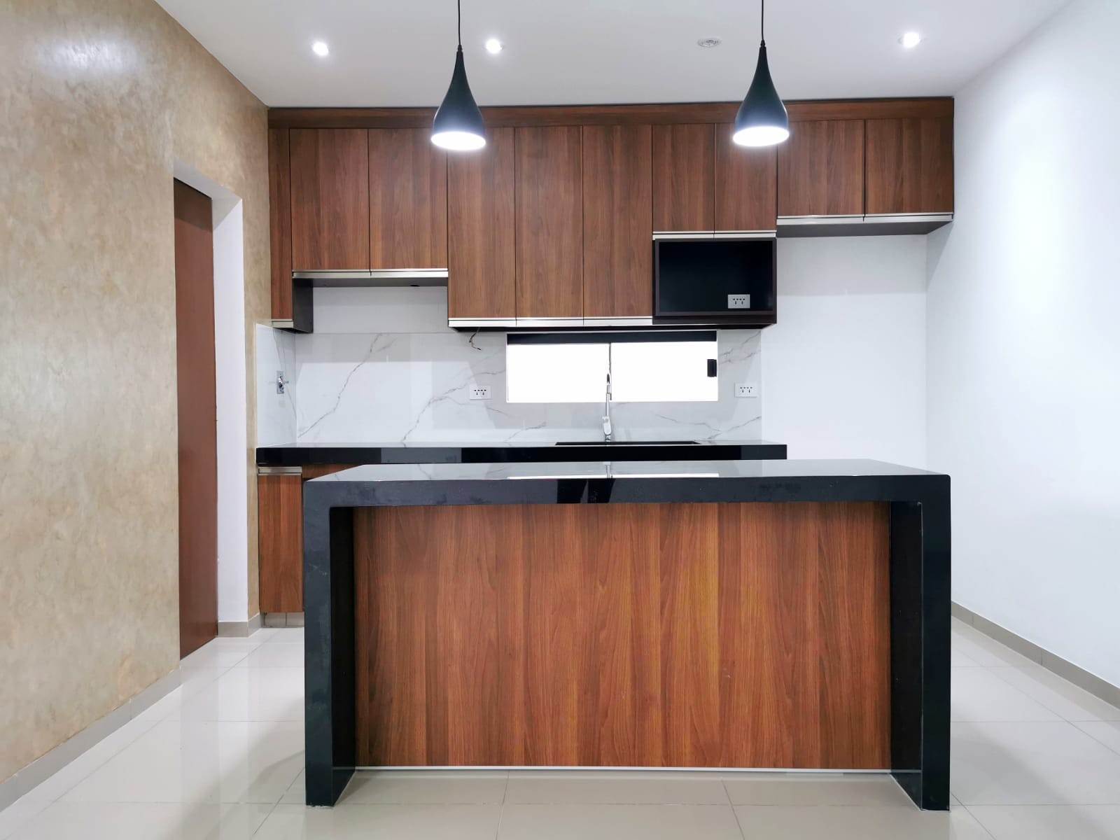 Casa en VentaAV. BANZER - CONDOMINIO CASA DE  CAMPO 4 dormitorios 4 baños 2 parqueos Foto 6