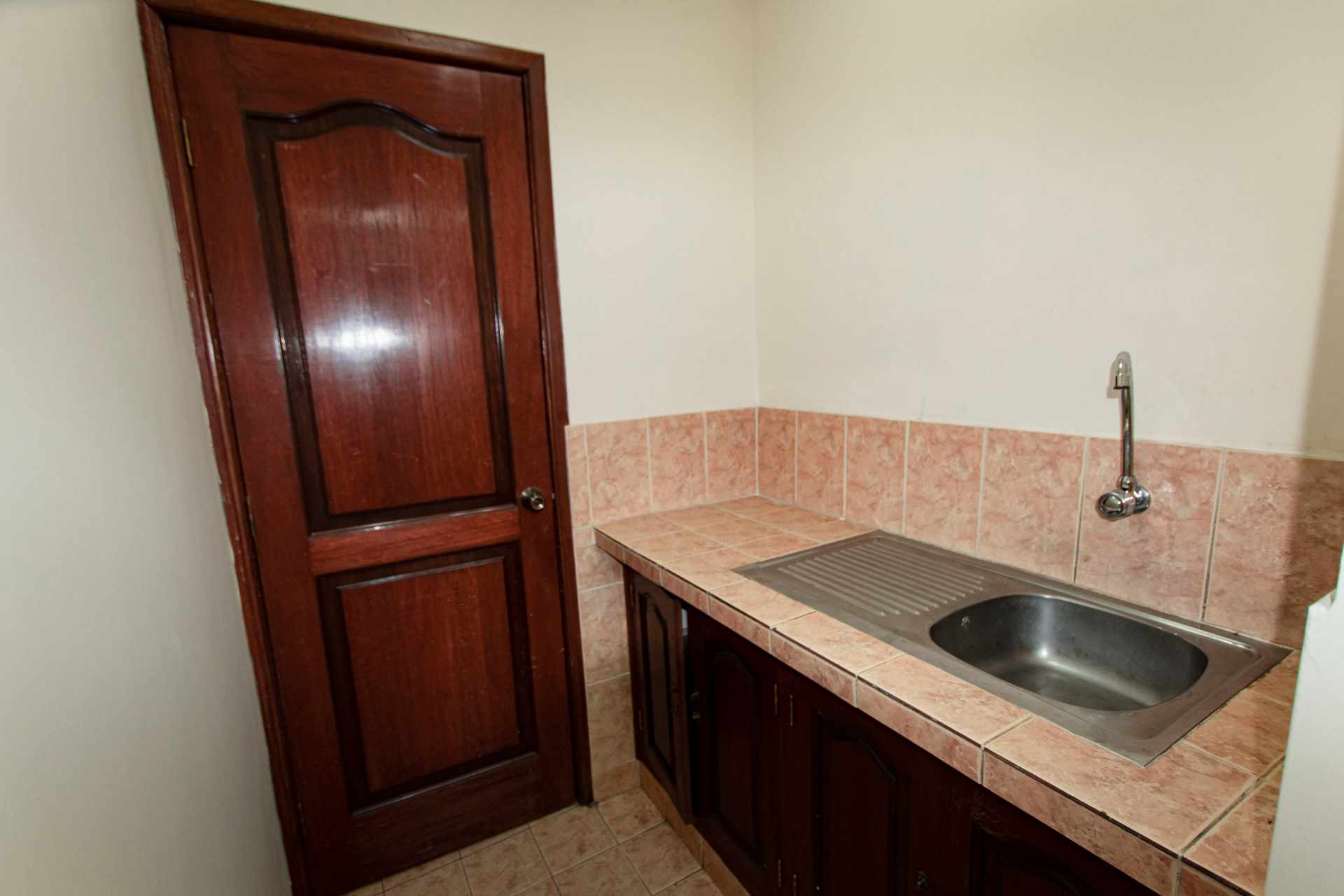 Local comercial en AlquilerAv. Ballivian, Prado - Edif. Torres del Sol - Centro - Cochabamba  2 baños  Foto 9