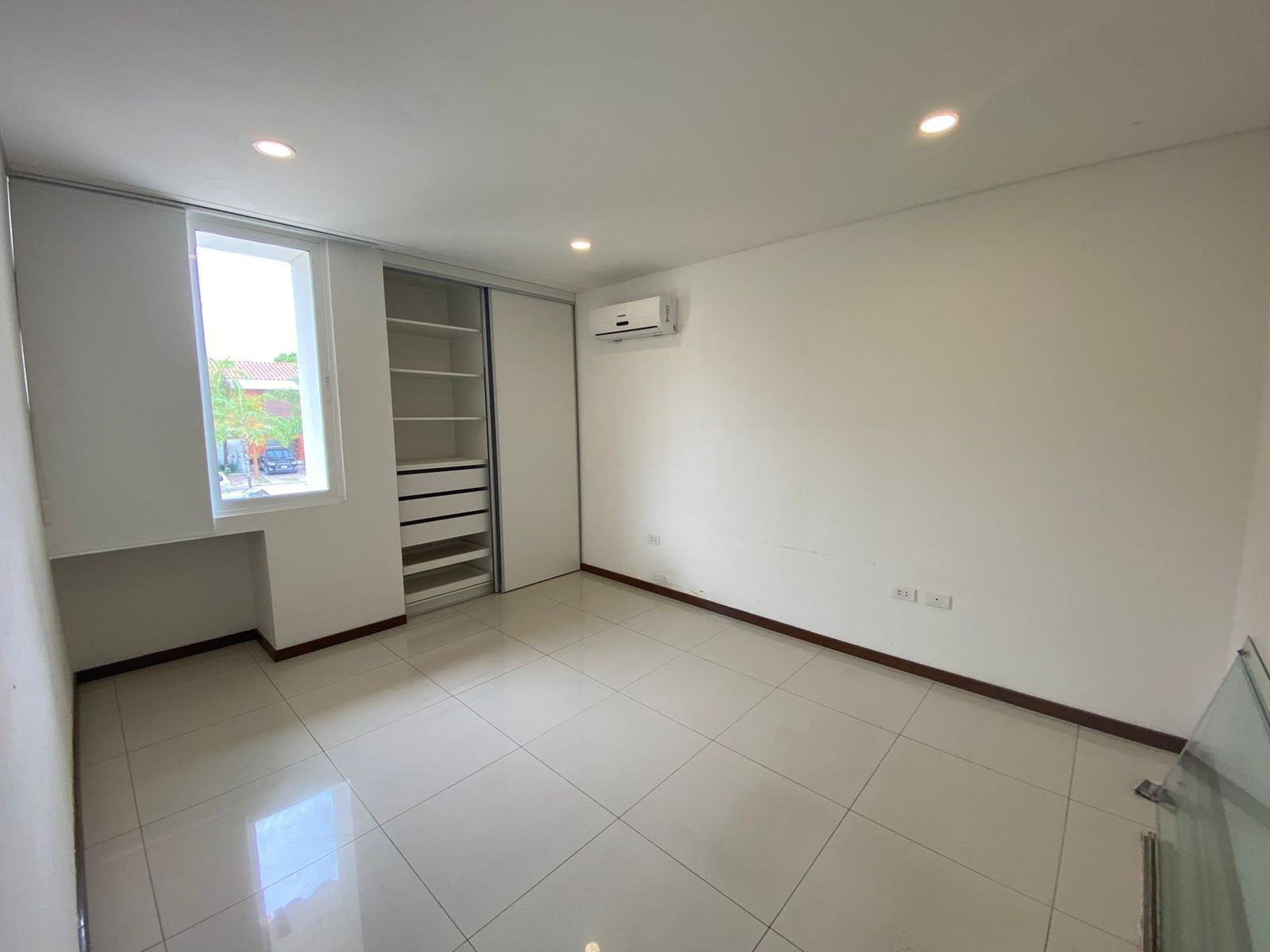 Casa en AlquilerCASA EN ALQUILER CONDOMINIO COSTA DORADA 4to ANILLO Y RADIAL 27 Foto 13