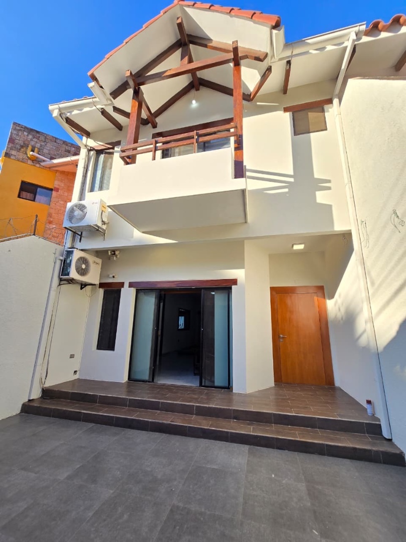 Casa en Entre 4to y 5to anillo Norte en Santa Cruz de la Sierra 4 dormitorios 3 baños 2 parqueos Foto 18