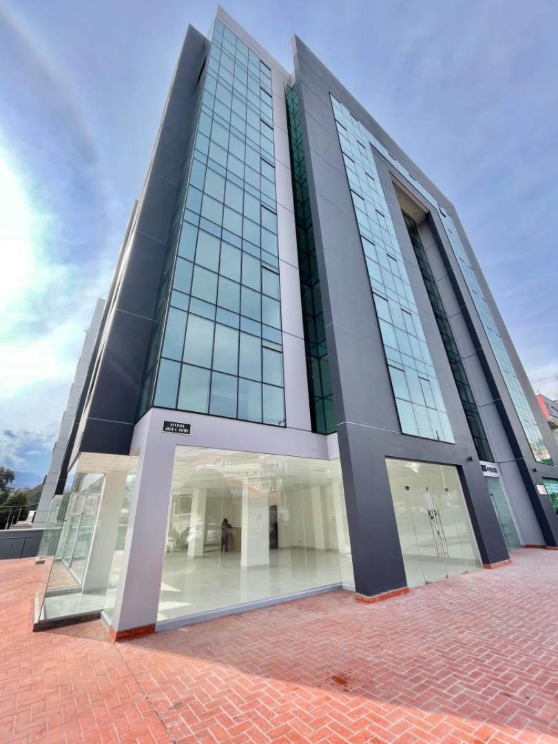 Local comercial Calle 17 de Calacoto Esquina Av. Julio Patiño #8083 Foto 7