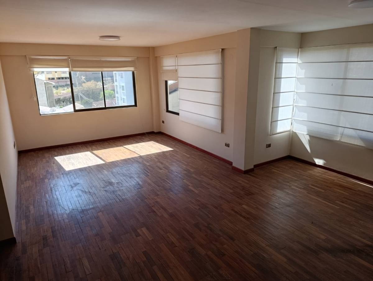 Departamento en Achumani en La Paz 4 dormitorios 3 baños 1 parqueos Foto 3