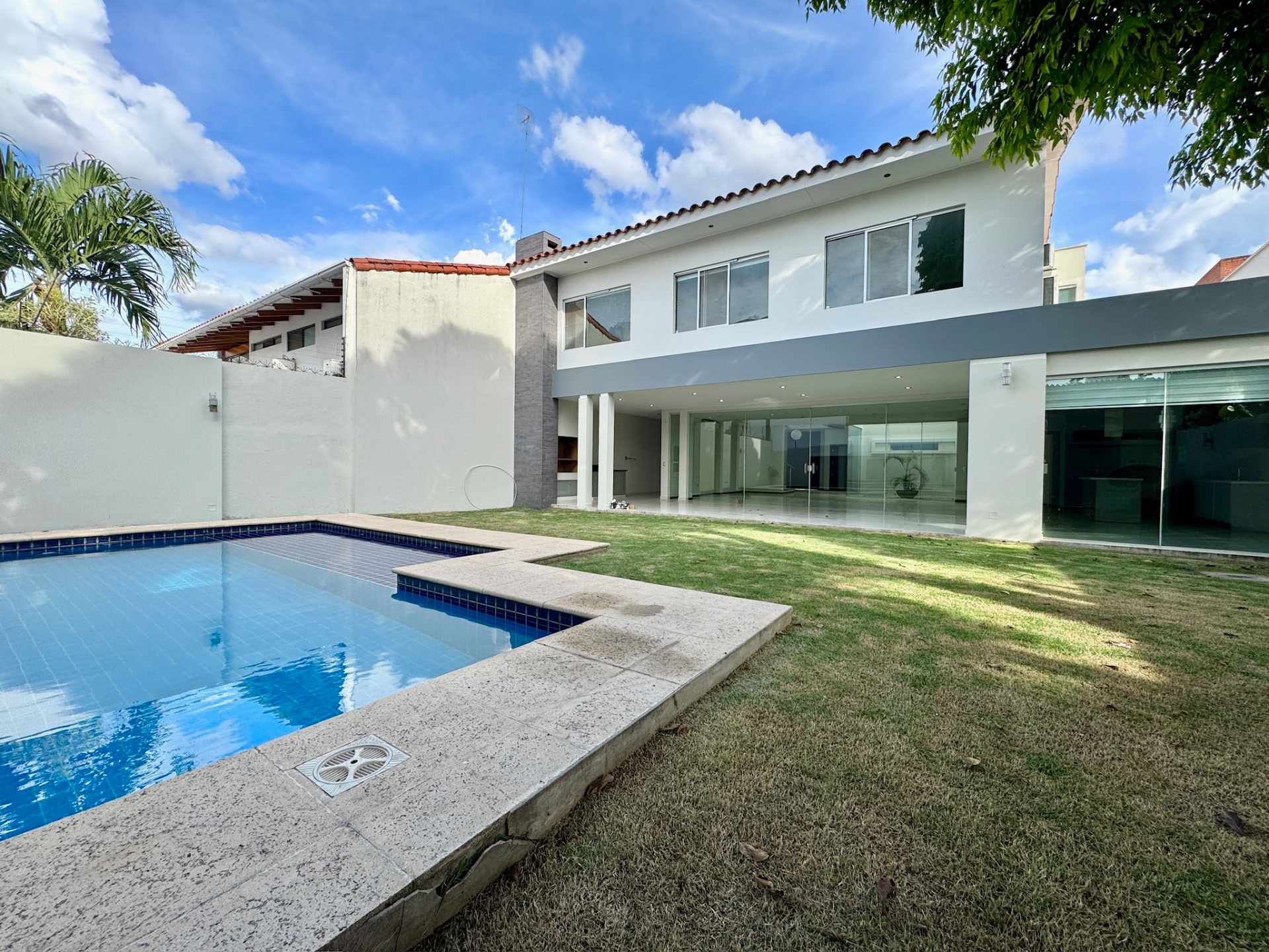 Casa en Entre 3er y 4to anillo Oeste en Santa Cruz de la Sierra 4 dormitorios 6 baños 4 parqueos Foto 4