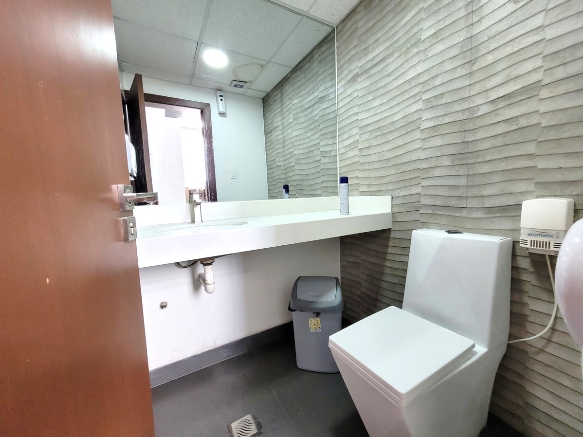 Oficina en Equipetrol en Santa Cruz de la Sierra 2 dormitorios 2 baños 1 parqueos Foto 10