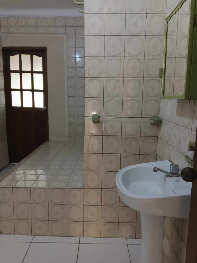Casa en AlquilerAlquiler de Casa sobre Av 3er Anillo  5 dormitorios 4 baños 2 parqueos Foto 11