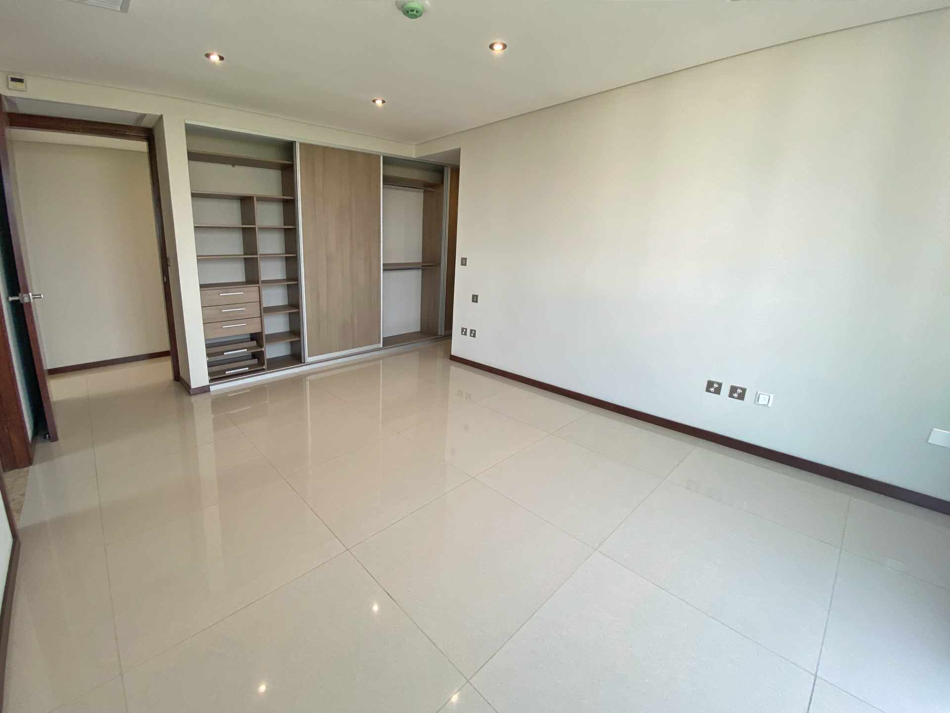 Departamento en Entre 2do y 3er anillo Oeste en Santa Cruz de la Sierra 3 dormitorios 3 baños 1 parqueos Foto 10