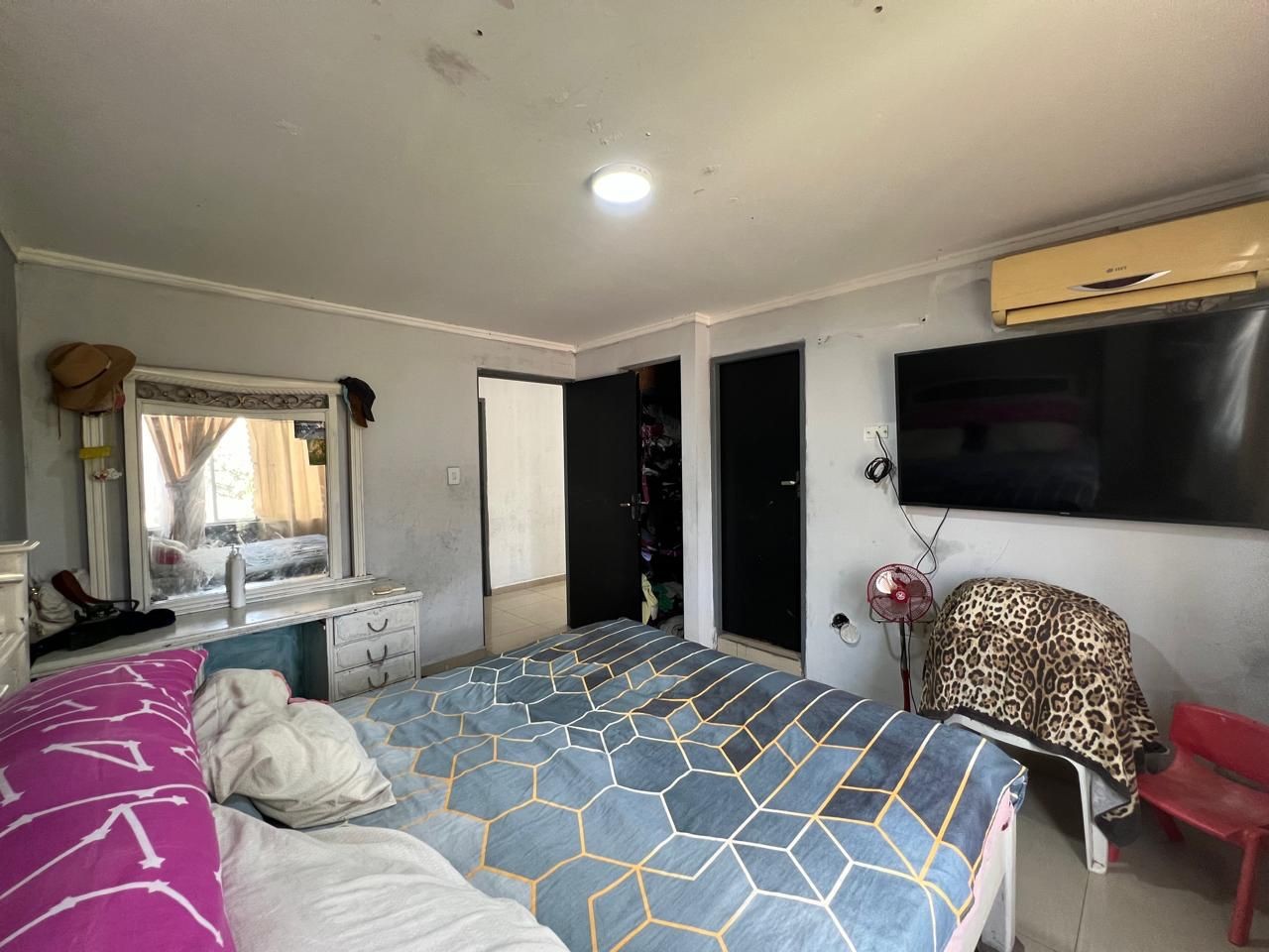 Casa en Entre 5to y 6to anillo Norte en Santa Cruz de la Sierra 4 dormitorios 4 baños 2 parqueos Foto 9