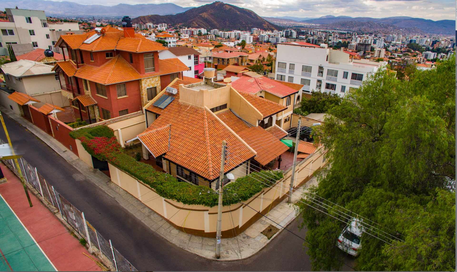 Casa en Queru Queru en Cochabamba 7 dormitorios 5 baños 3 parqueos Foto 1