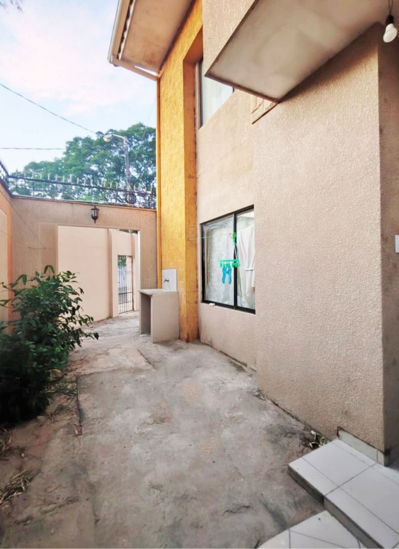 Casa en VentaZONA ESTE - AV. CANAL COTOCA
A 2 cuadras de la avenida 6 dormitorios 4 baños 3 parqueos Foto 4