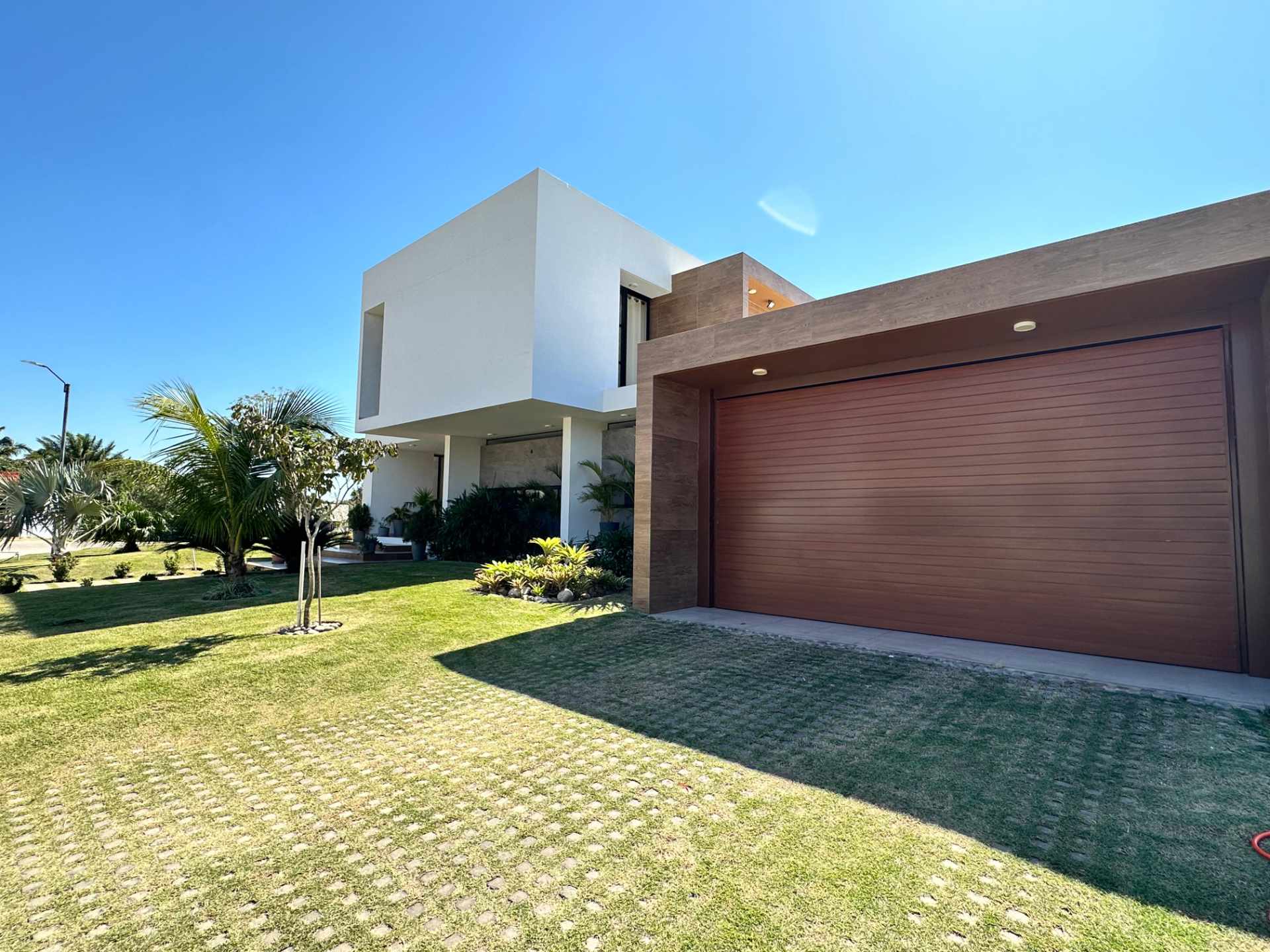 Casa en VentaCONDOMINIO HACIENDA DEL URUBÓ!! SOBRE AV. PRINCIPAL! Sobre ALAMEDA.! 4 dormitorios 6 baños 4 parqueos Foto 1