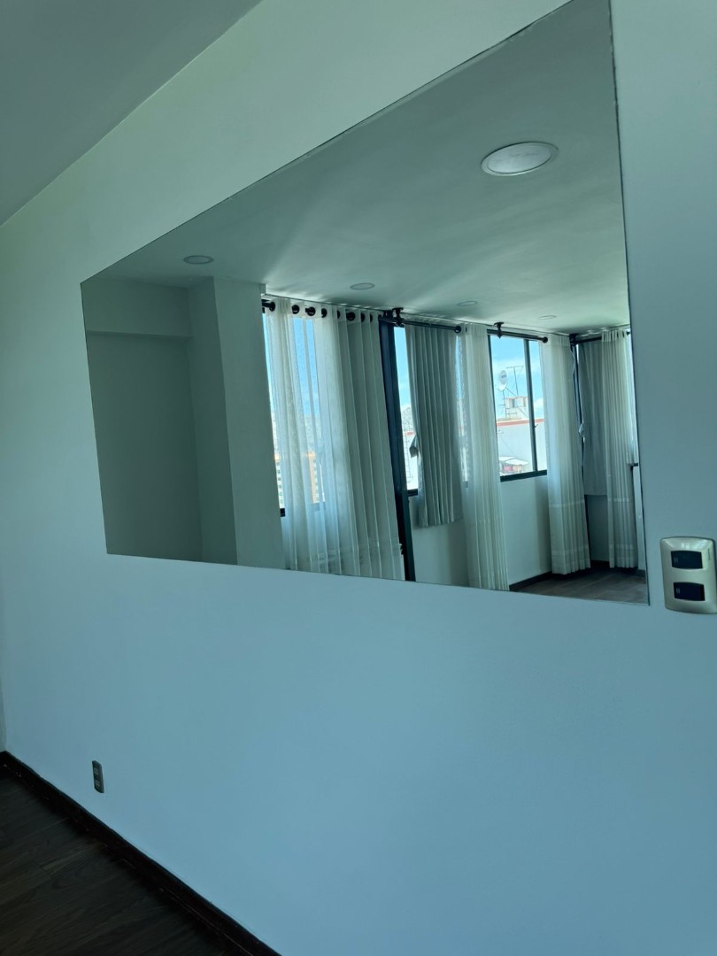 Departamento en VentaCalle Fernando Guachalla, entre 20 de octubre y 6 de agosto 3 dormitorios 2 baños 1 parqueos Foto 3