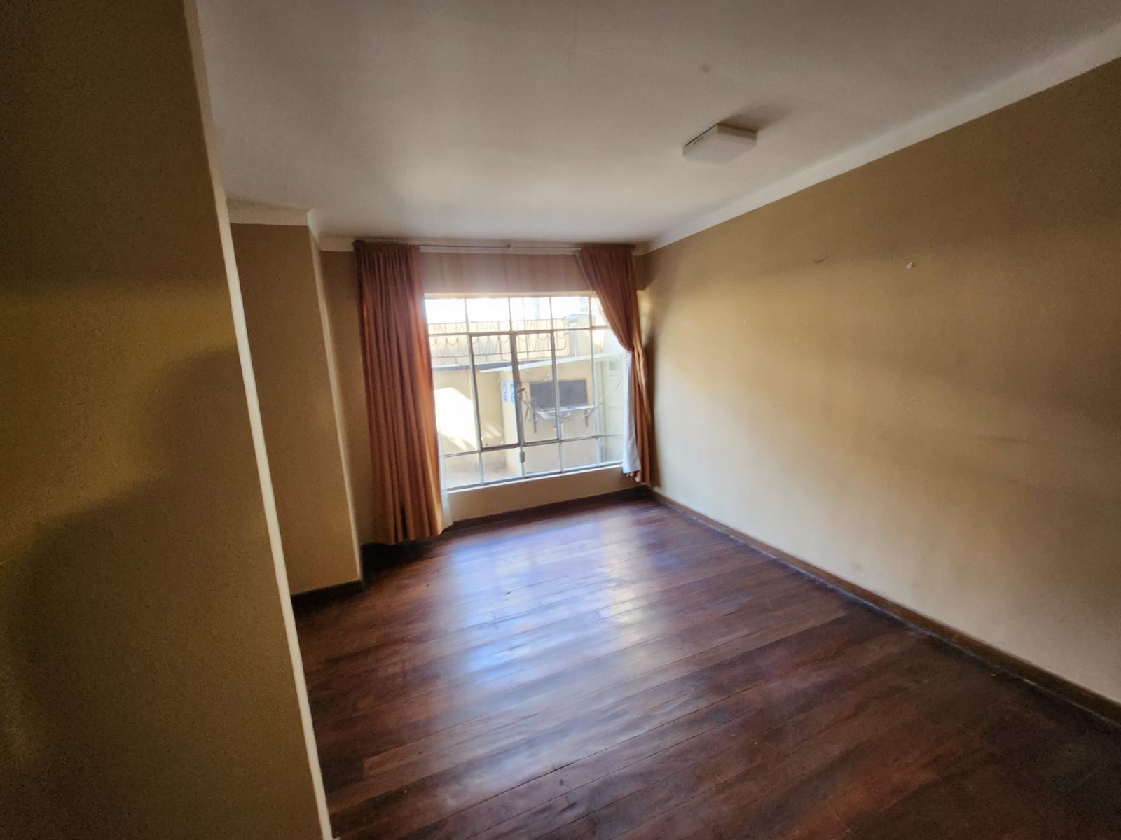 Casa en Alquiler<b>CASA EN ALQUILER EN SOPOCACHI</b> 6 dormitorios 4 baños 2 parqueos Foto 6