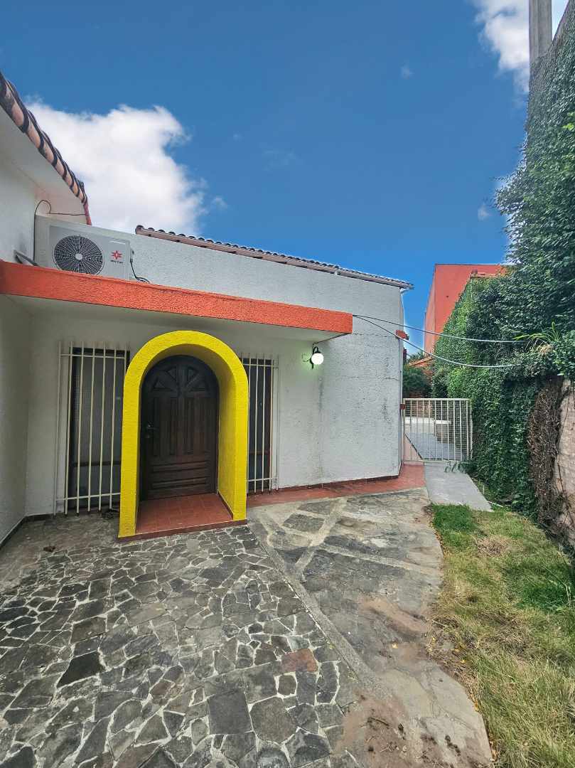 Casa en AlquilerAv. Ibérica- Barrio las LAS PALMAS  5 dormitorios 4 baños 3 parqueos Foto 4