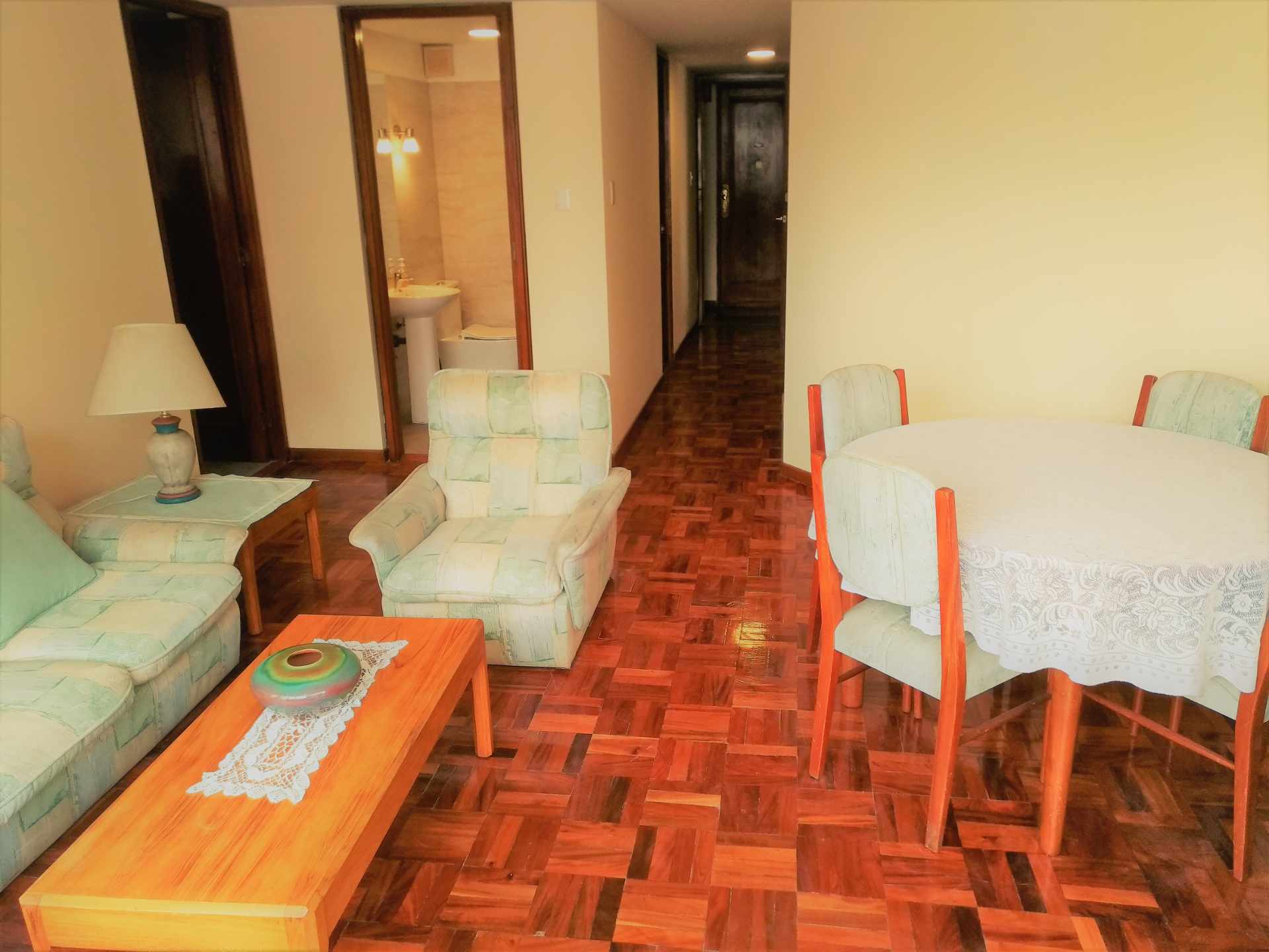 Departamento en AlquilerAv. Arce Edificio Santa Teresa San Jorge (a 1 cuadra de la UMSA) 2 dormitorios 2 baños  Foto 5