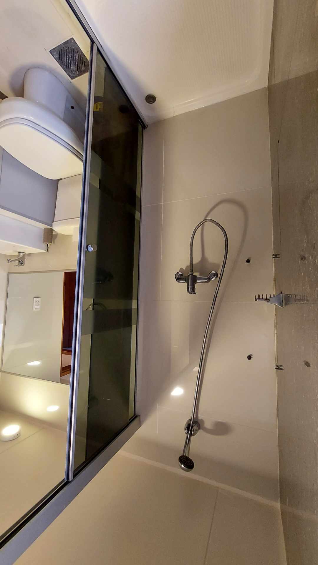 Departamento Av. 6 de Agosto, cerca a la Embajada Americana y Teleférico Celeste Foto 8