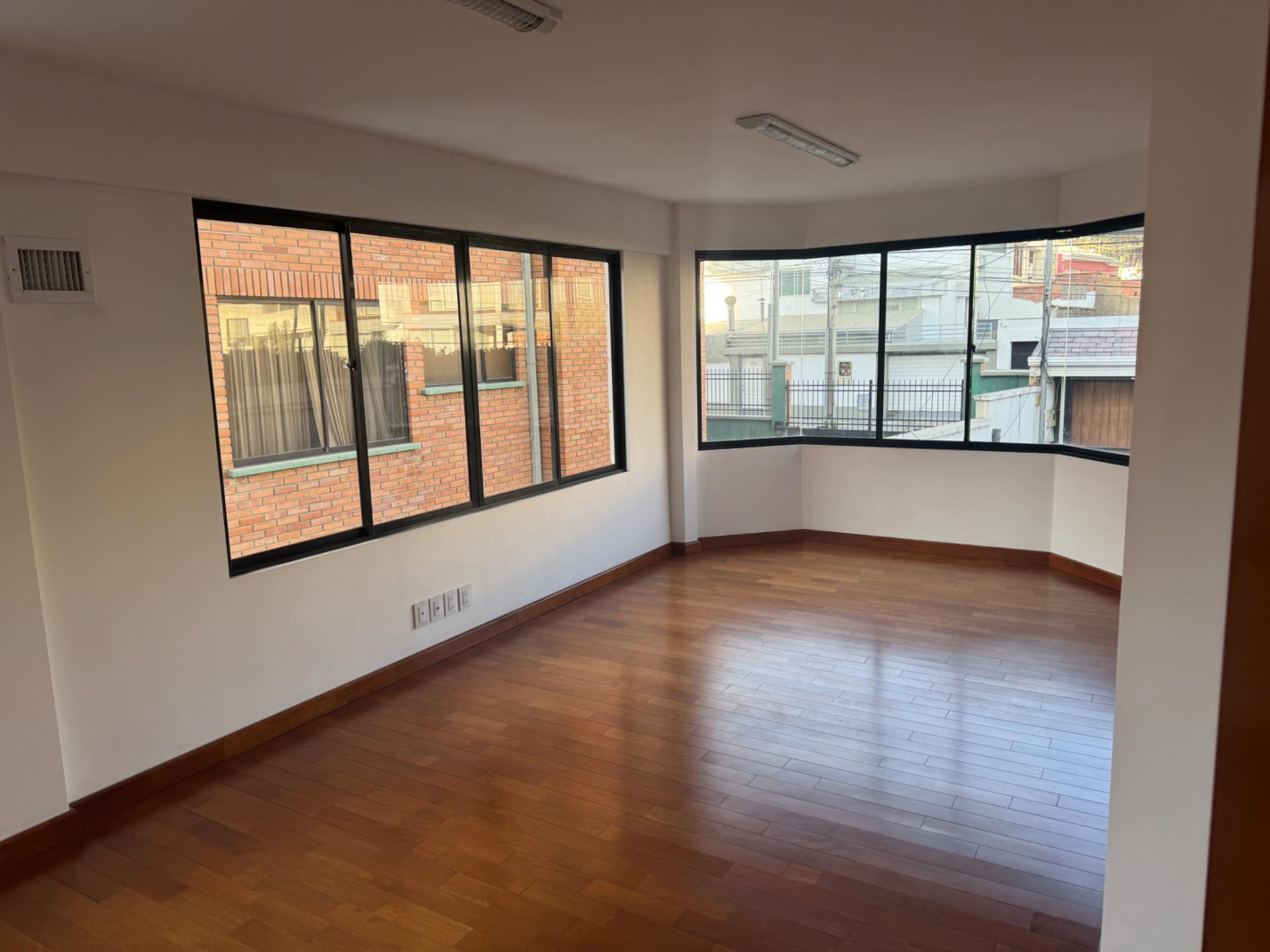 Casa CALACOTO calle 14 , entre avenida los sauces y cerca a costanera(contacto  WHATSAPP 6-3-0-9-4-7-7-2) Foto 13