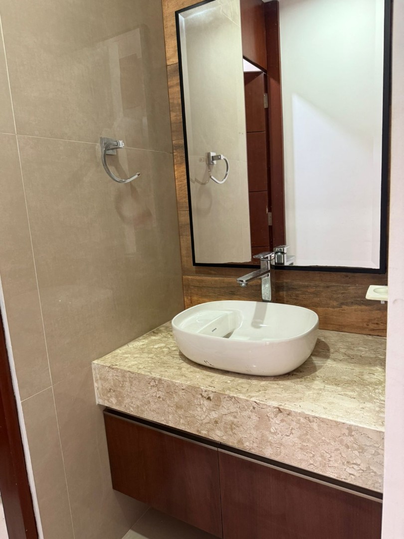 Casa en VentaZona Norte , avenida Alemana entre 7 y 8 vo anillo 4 dormitorios 4 baños 2 parqueos Foto 7