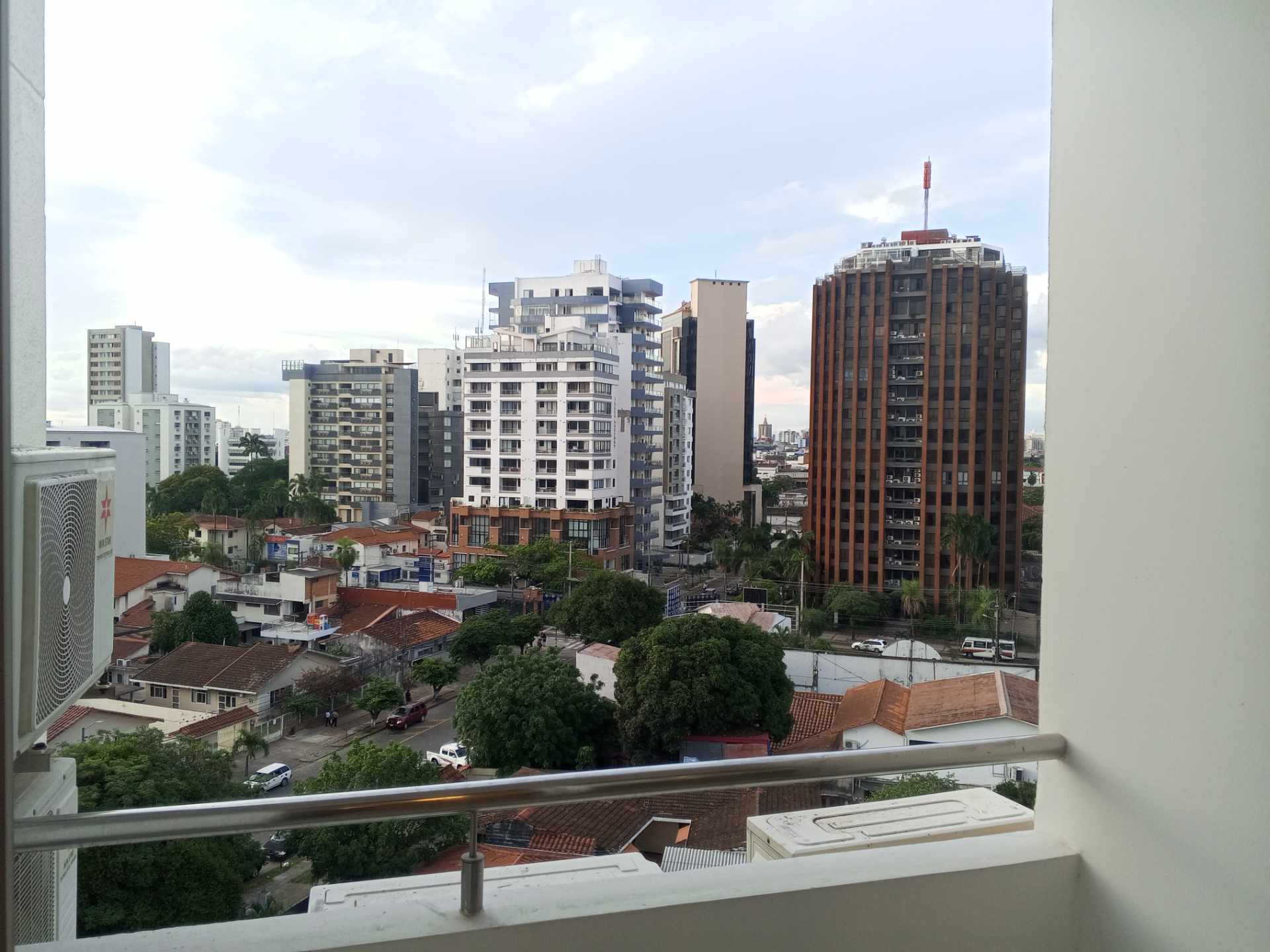 Departamento en AlquilerCondominio Altos del Sur, Zona Sur, entre Av. Irala y Av. Las Américas, cerca del Parque Urbano.  1 dormitorios 1 baños  Foto 6