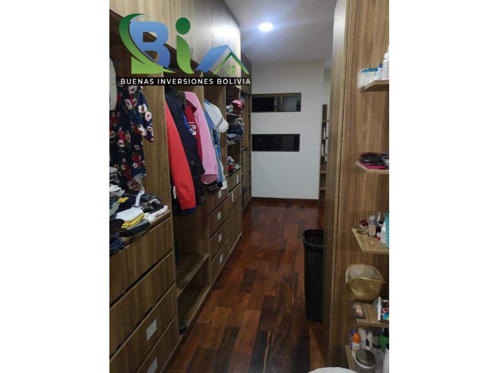 Casa en Queru Queru en Cochabamba 4 dormitorios 5 baños 2 parqueos Foto 14