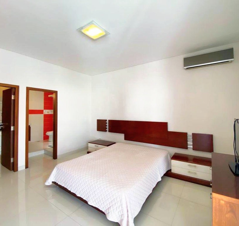Casa en AnticréticoANTICRETICO
Zona Norte
Av. Alemana 2do y 3er anillo 4 dormitorios 4 baños 4 parqueos Foto 5