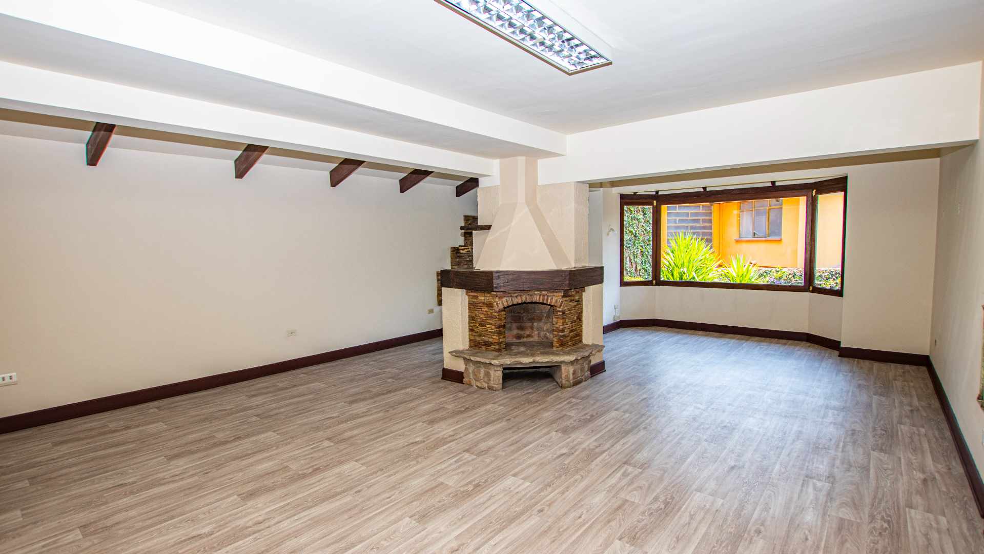 Casa en AlquilerAv. Salamanca - casi Plaza Constitución - Centro 7 dormitorios 2 baños  Foto 4