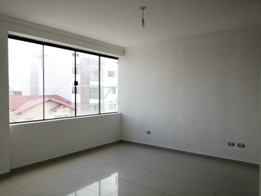 Departamento en AlquilerAV. ALEMANA C/ LAS BARRERAS entre 3er y 4º anillo Foto 2