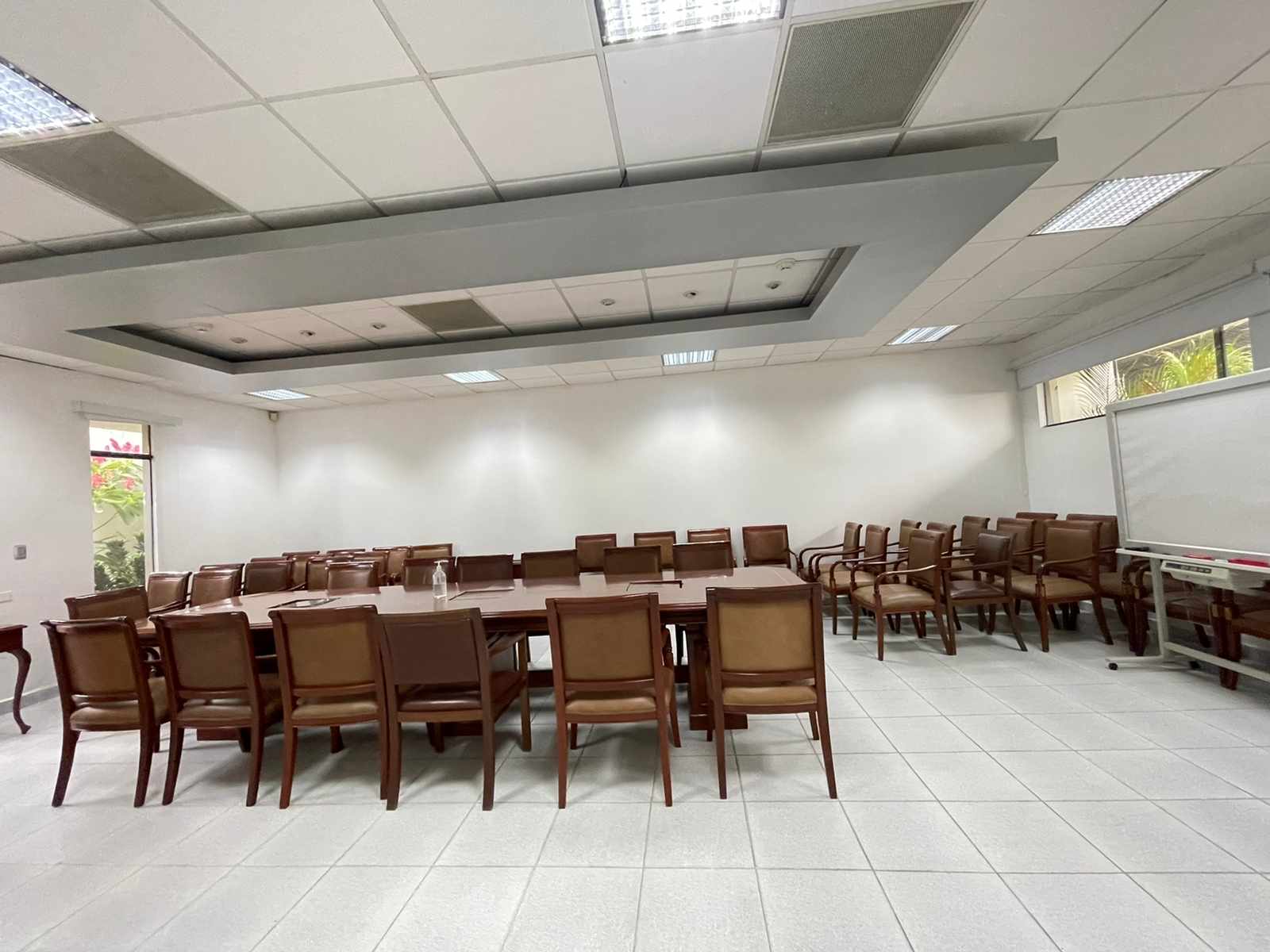 Local comercial en Entre 4to y 5to anillo Oeste en Santa Cruz de la Sierra  10 baños  Foto 7