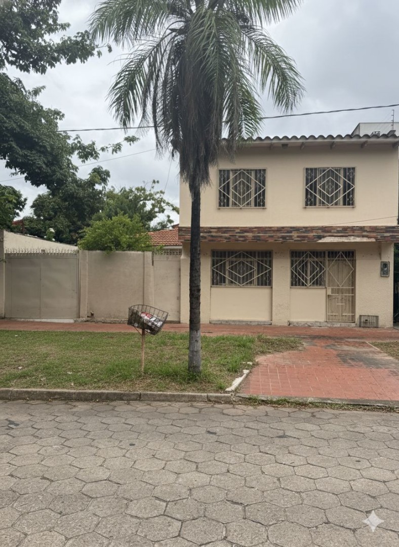 Casa en AlquilerAv. Beni, 3 er aniilo,  Universidad Domindo Sabio 10 dormitorios 6 baños 4 parqueos Foto 4