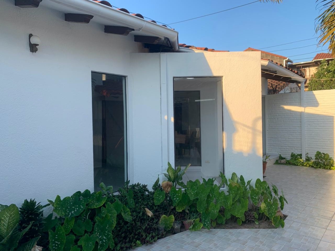 Casa en Entre 2do y 3er anillo Este en Santa Cruz de la Sierra 4 dormitorios 4 baños 3 parqueos Foto 2