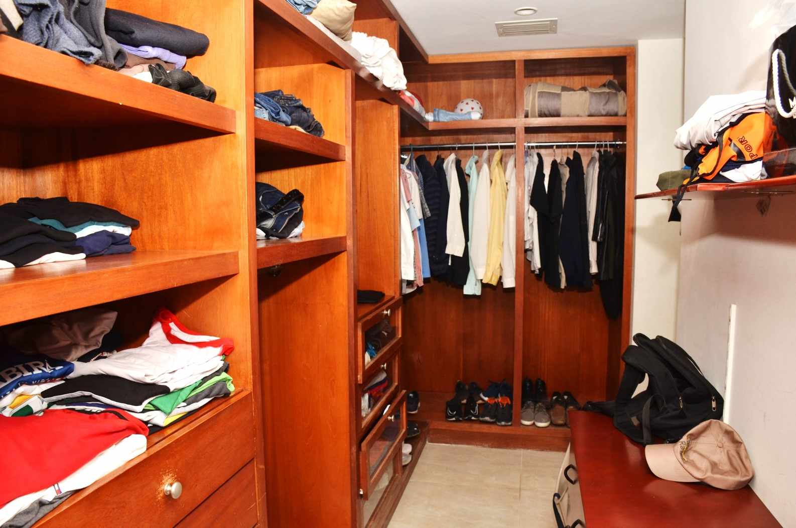 Casa en Entre 2do y 3er anillo Norte en Santa Cruz de la Sierra 5 dormitorios 4 baños 2 parqueos Foto 12