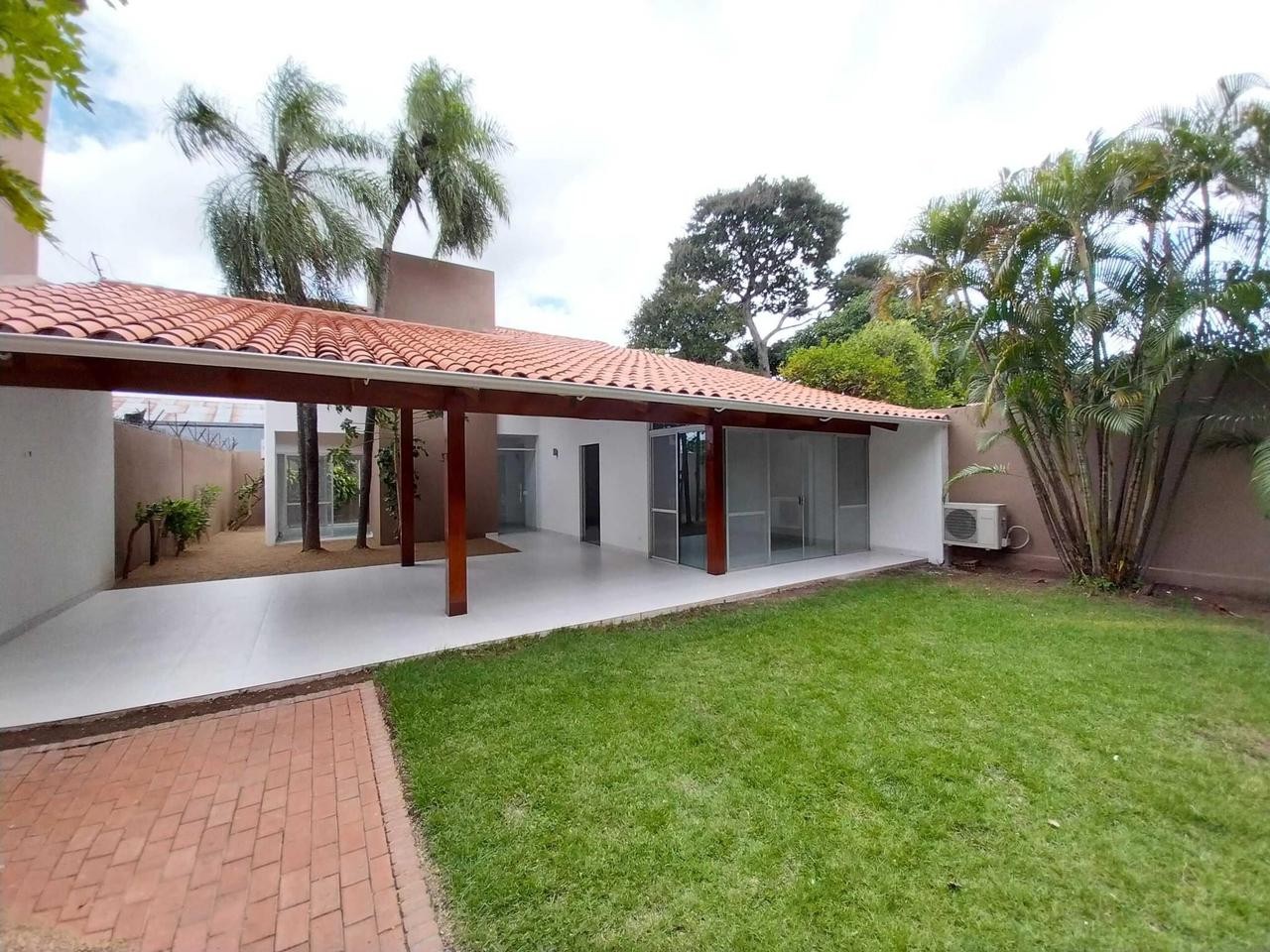 Casa en AlquilerCASA EN ALQUILER - ZONA OESTE - AV. ROCA Y CORONADO  Foto 1