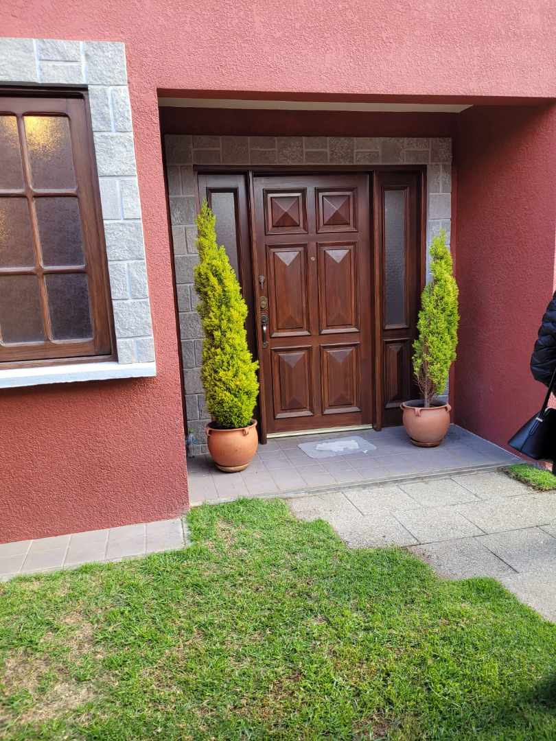 Casa en AlquilerAUQUISAMAÑA - ZONA SUR DE LA PAZ 4 dormitorios 5 baños 3 parqueos Foto 1