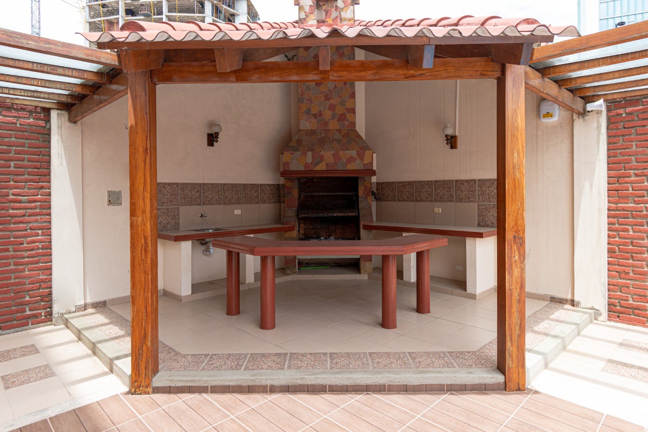 Departamento en VentaCONDOMINIO ARANJUEZ 
En pleno corazón empresarial Av. San Martín esquina calle I Este. 4 dormitorios 3 baños 2 parqueos Foto 3