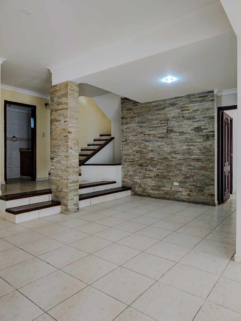 Casa en Entre 1er y 2do anillo Norte en Santa Cruz de la Sierra 4 dormitorios 4 baños 3 parqueos Foto 10