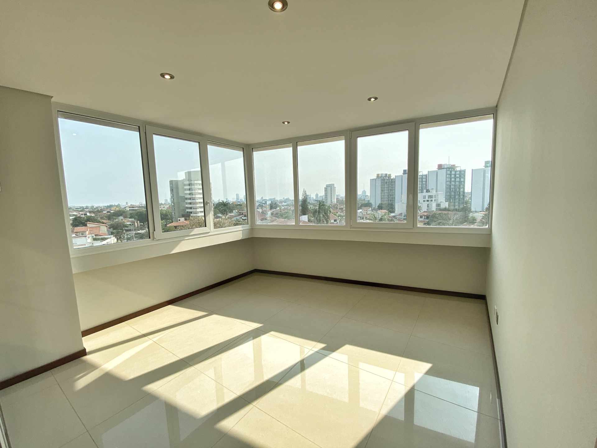 Departamento en Entre 2do y 3er anillo Oeste en Santa Cruz de la Sierra 3 dormitorios 3 baños 1 parqueos Foto 5