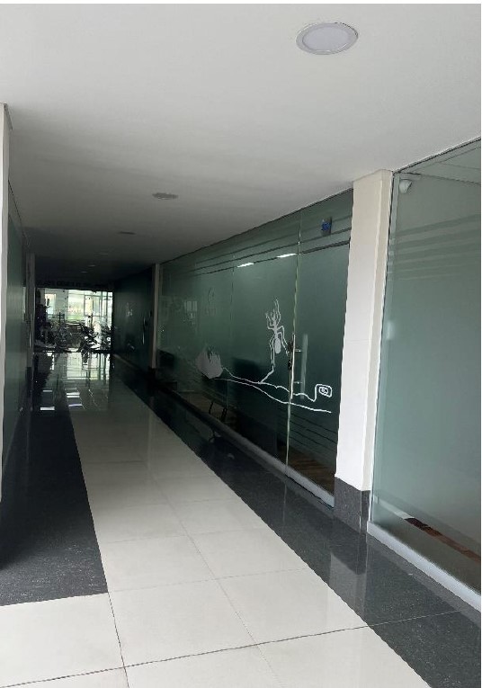 Oficina en VentaOficina exclusiva: Av. 14 de Septiembre N° 100, Oficina 502; Edificio Mario Mercado (Altura de la 17 de Obrajes)

 Foto 5