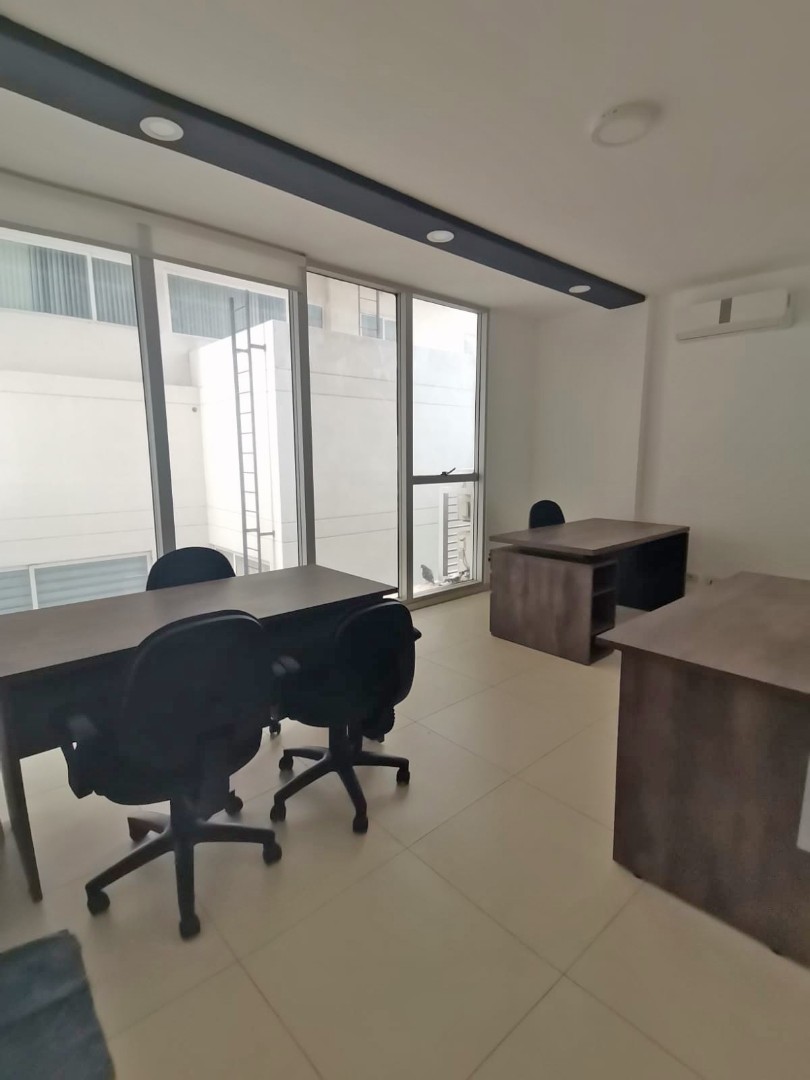 Oficina en AlquilerEDIFICIO TOP CENTER - SOBRE AV. BENI, 2DO ANILLO 1 dormitorios 4 baños 1 parqueos Foto 1