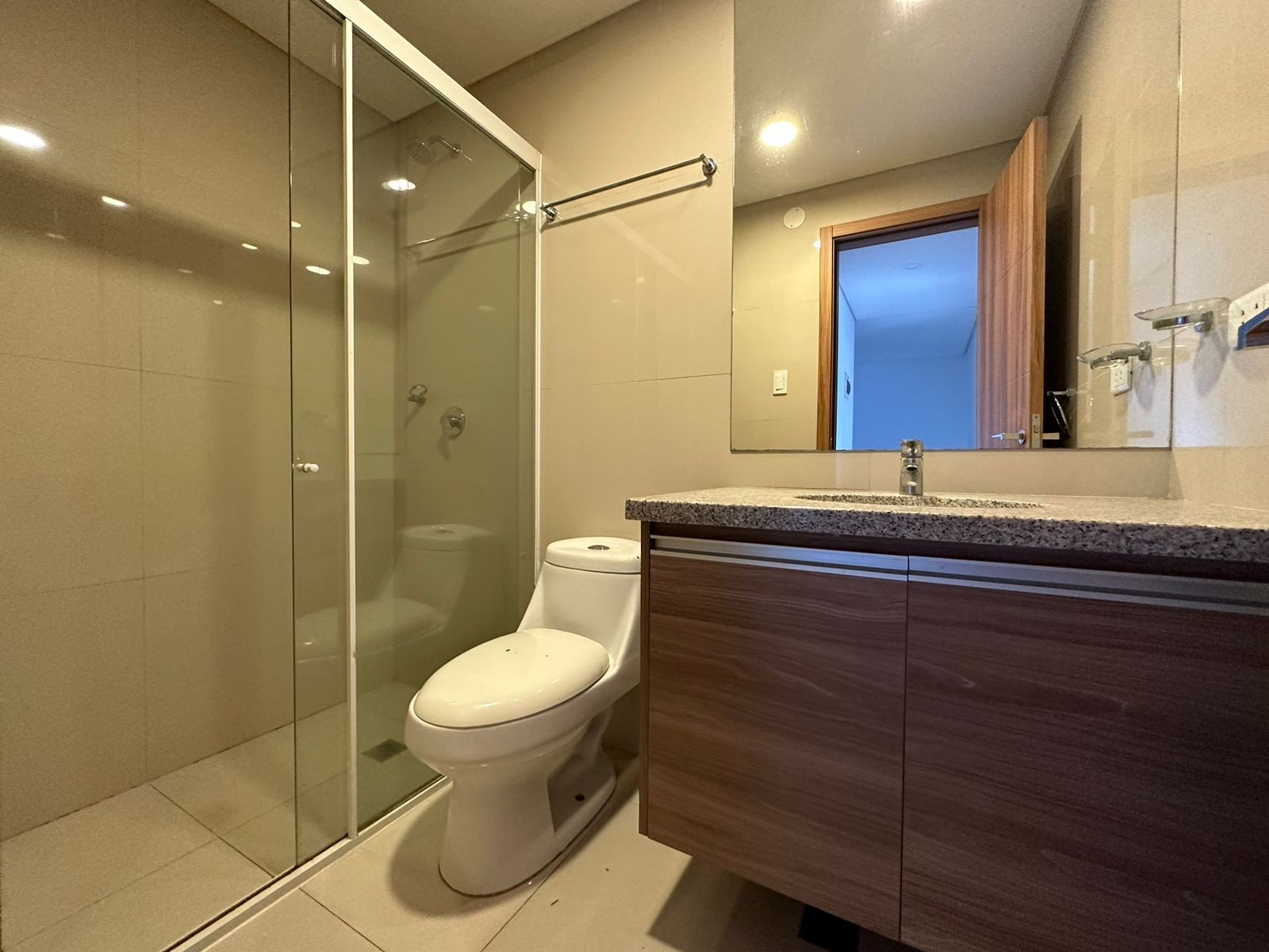 Casa en Alquiler📍CASA EN ALQUILER 
  CONDOMINIO PALMAS DEL OESTE II
Av. Piraí entre 6to y 7mo Anillo

 Foto 7