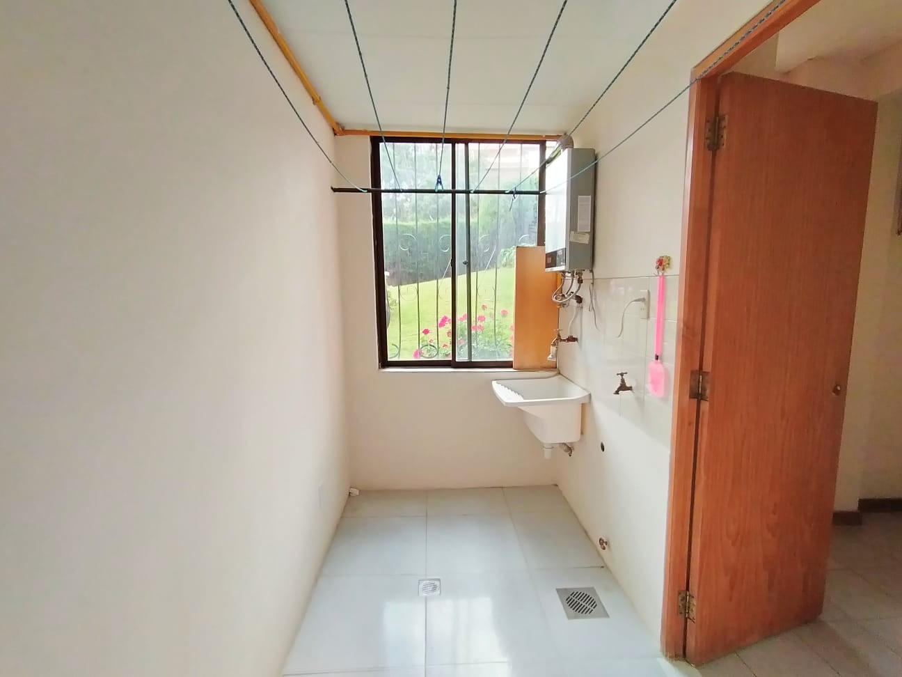 Departamento en AlquilerLos Pinos, frente a Impuestos Nacionales, zona los nuevos Pinos 3 dormitorios 4 baños 1 parqueos Foto 10