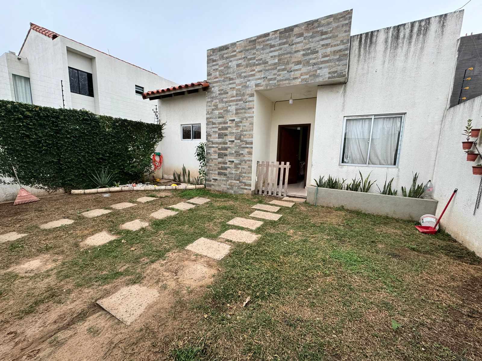 Casa en Entre 6to y 7mo anillo Sur en Santa Cruz de la Sierra 3 dormitorios 2 baños 2 parqueos Foto 1