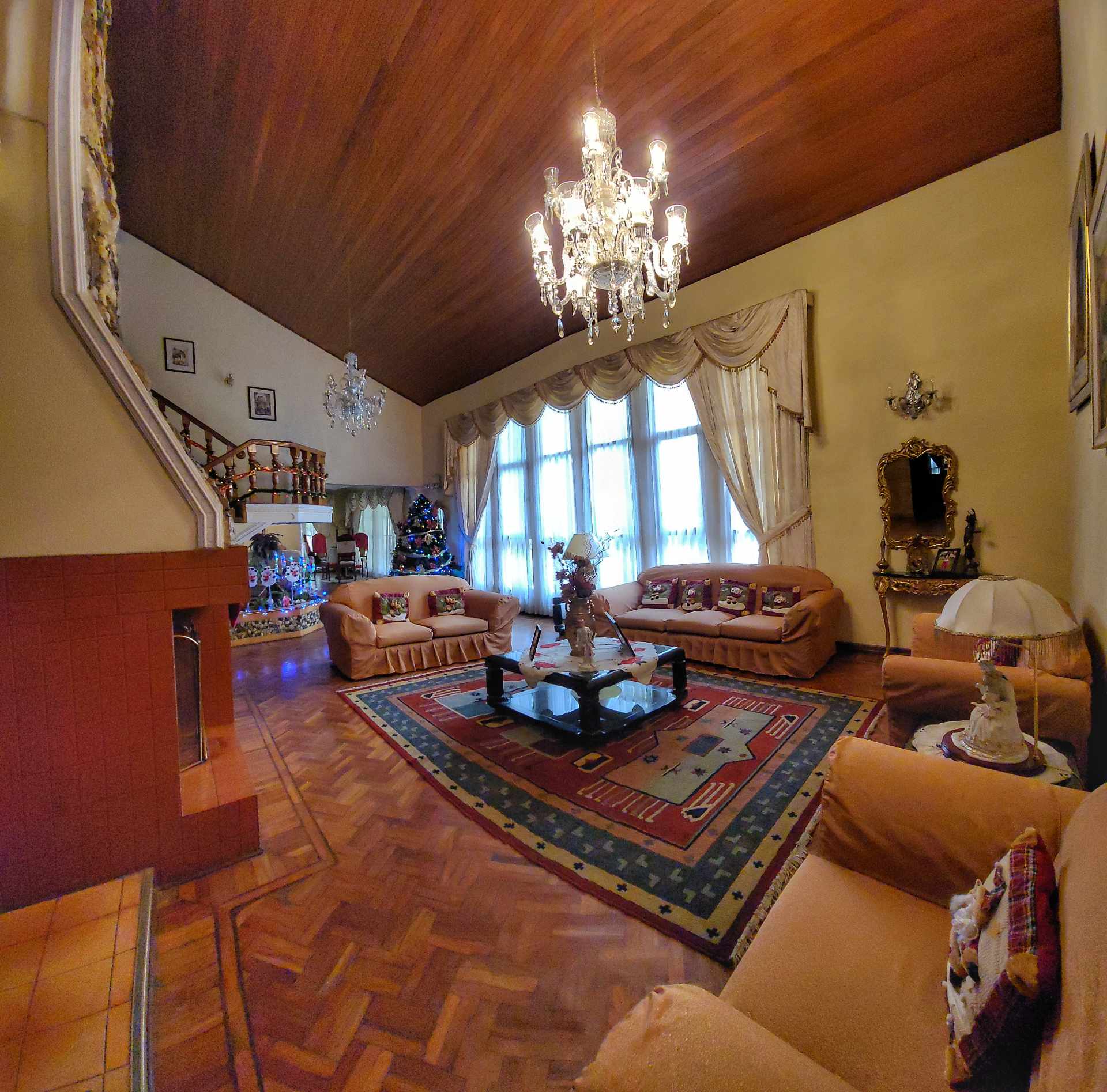 Casa en VentaZona Cala Zala - Cochabamba 
 5 dormitorios 6 baños 3 parqueos Foto 2